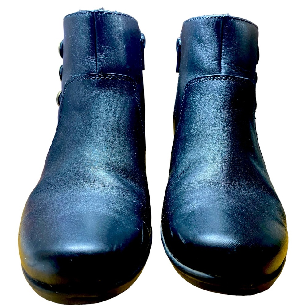 Clarks Women’s Shoes Black Ankle Boot Side Zip 3 Button Size 7M New, no box